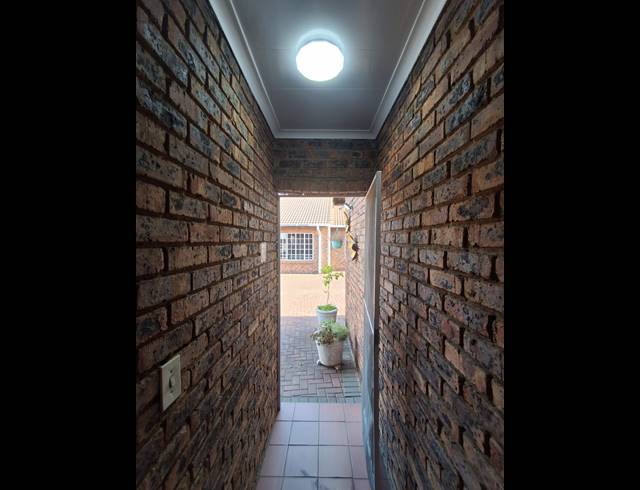 2 BEDROOM TOWNHOUSE TO LET IN ARCON PARK